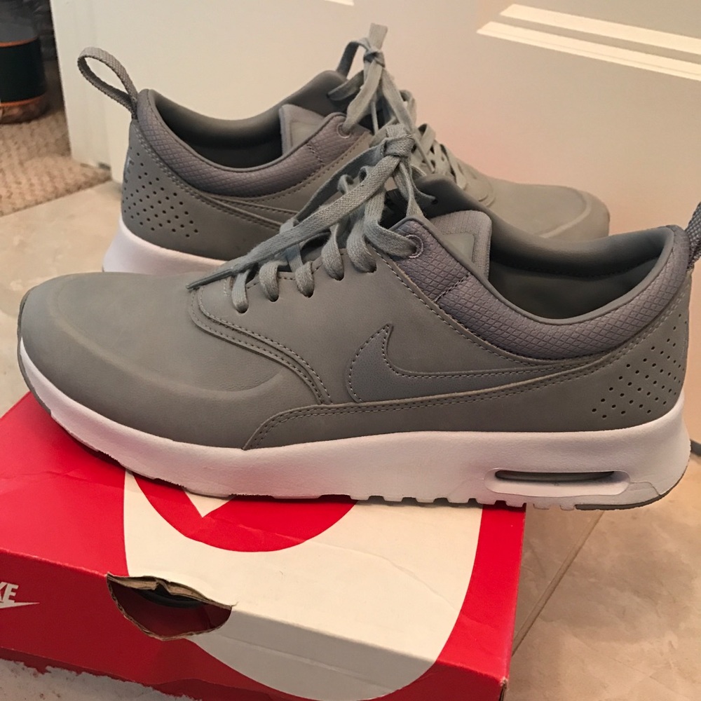 Nike 7.5 gray AirMax tennis shoes